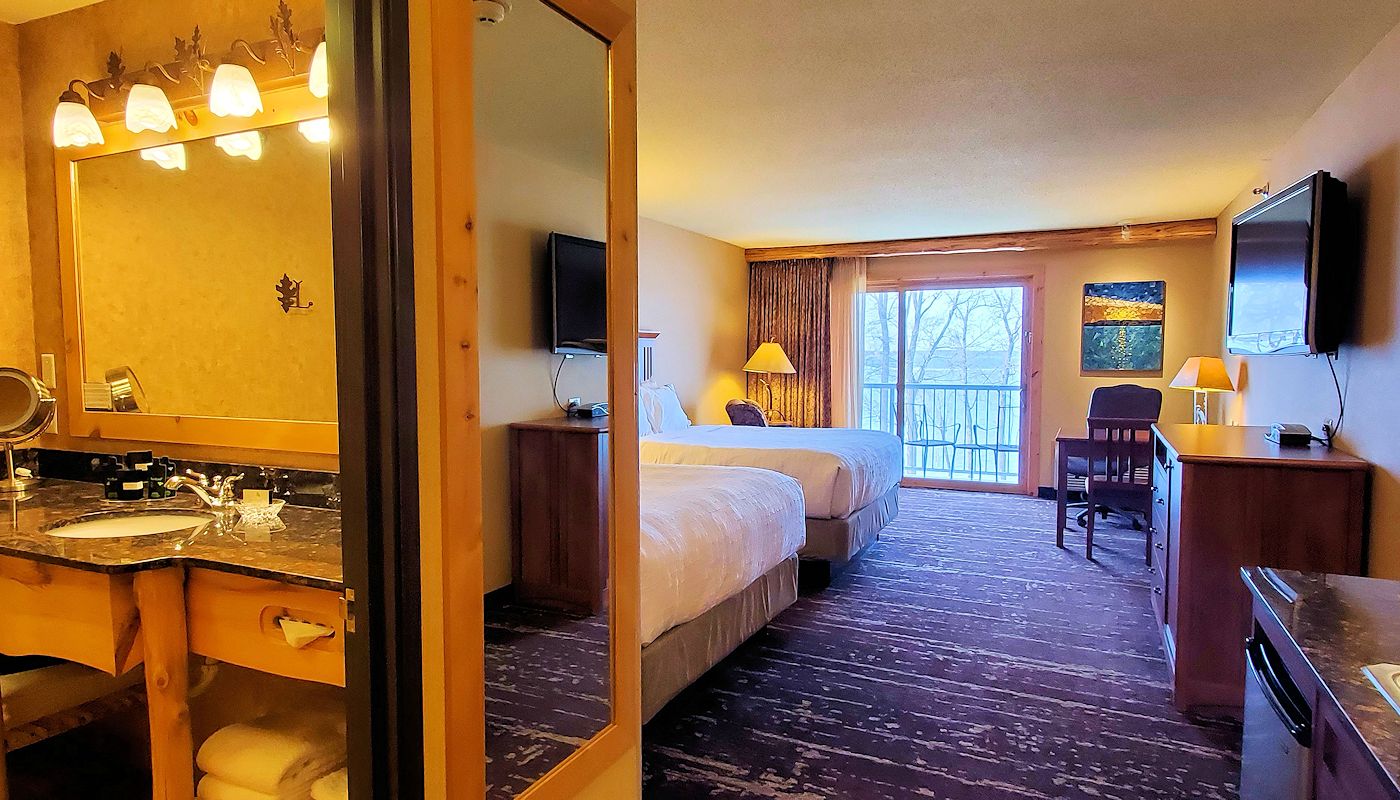 Lakefront Resort Room – 2 Queen Beds - The Lodge on Lake Detroit