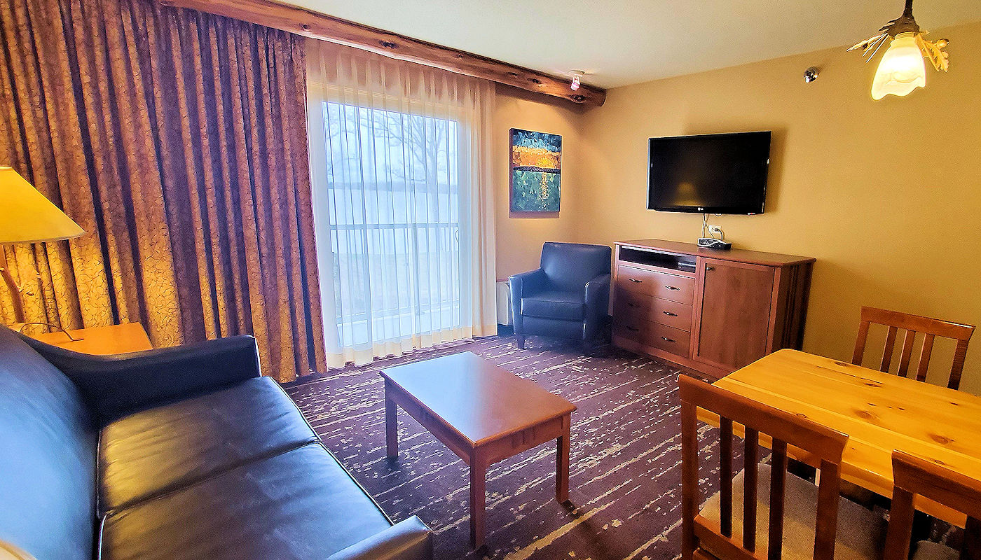ADA Lakefront Family Suite - The Lodge on Lake Detroit